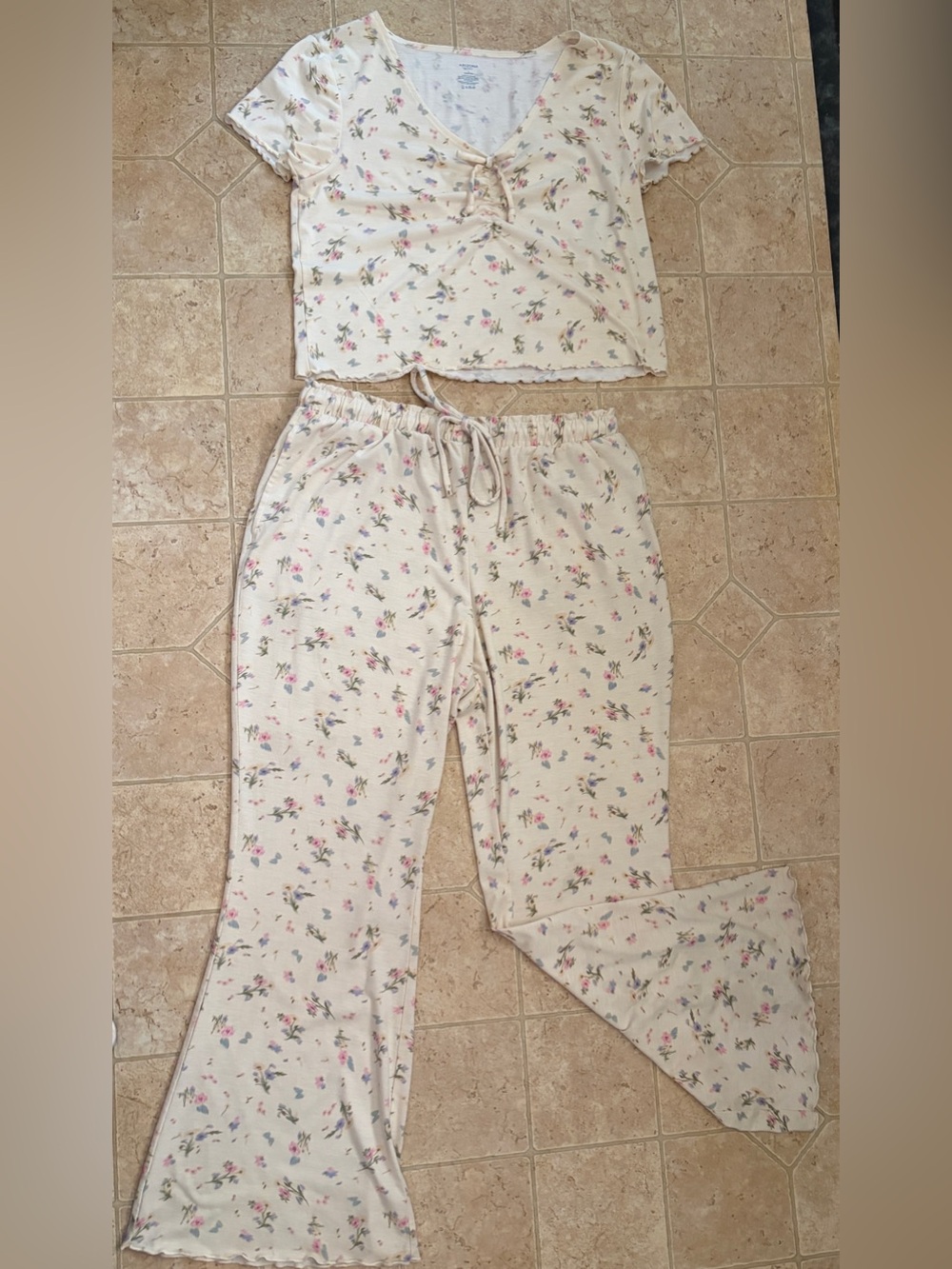 ARIZONA BODY PAJAMAS SET - BEIGE FLORAL; STRETCHY & LIKE NEW! SIZE LARGE